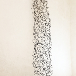 Toile barbelé, barbelé tricoté, 460 x 80 cm. La Vigie-Art contemporain, Nîmes, 2014.