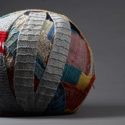 Cadavre exquis, laines, 60 cm de diamètre, exposition Le cycle du tricot, La capsule au Bourget, 2010-2011.