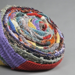 Corne d’abondance, laines, 60 cm de diamètre, exposition Le cycle du tricot, La capsule, Le Bourget, 2010-2011.