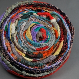 Corne d’abondance, laines, 60 cm de diamètre, exposition Le cycle du tricot, La capsule, Le Bourget, 2010-2011.